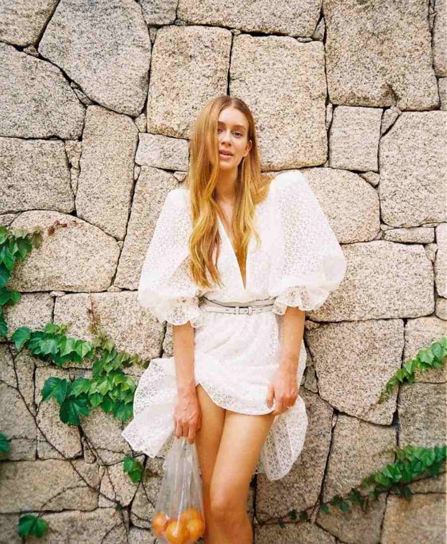 Marina Ruy Barbosa usando vestido de mangas bufantes