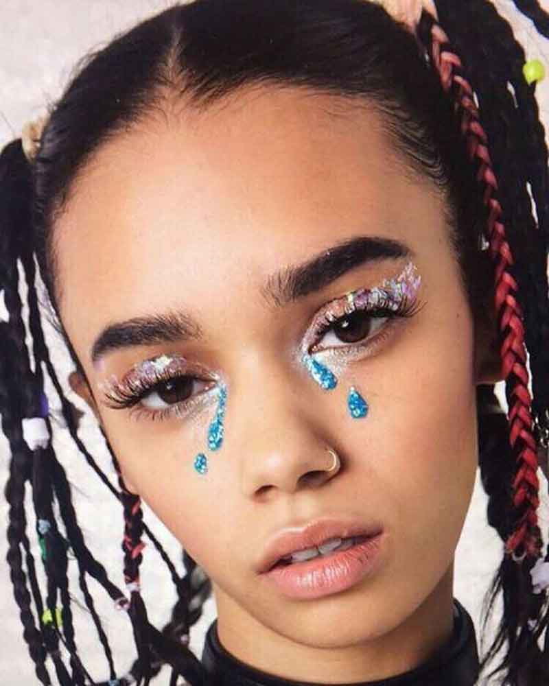 Jovem com maquiagem de glitter chorando para festa junina