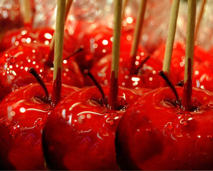 Maça do amor em palitos - doces de festa junina