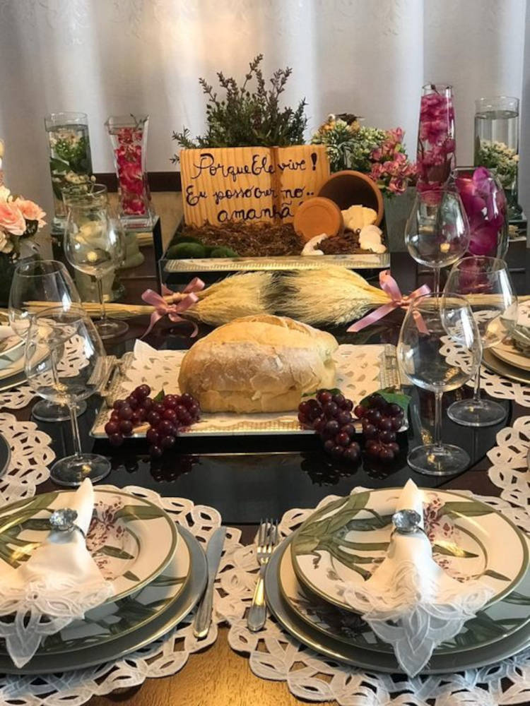 Decoração com placa de madeira.