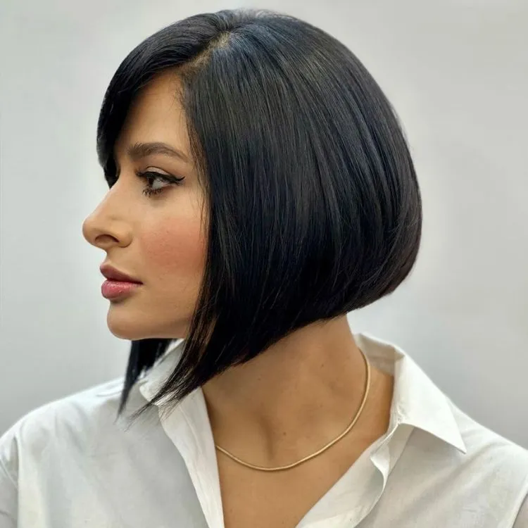 Mulher de pele clara de lado com cabelo chanel de bico preto