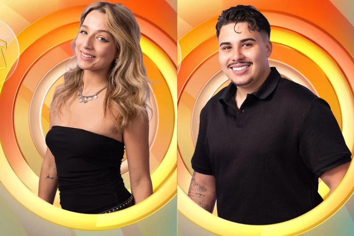 Mulher e homem sorridentes em estúdio, vestindo roupas escuras, posicionados sobre fundo laranja circular com design moderno