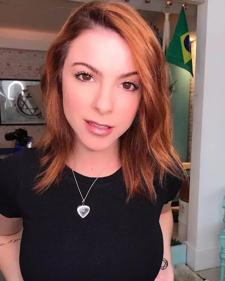 Além do corte de cabelo ruivo da Maddu Magalhães