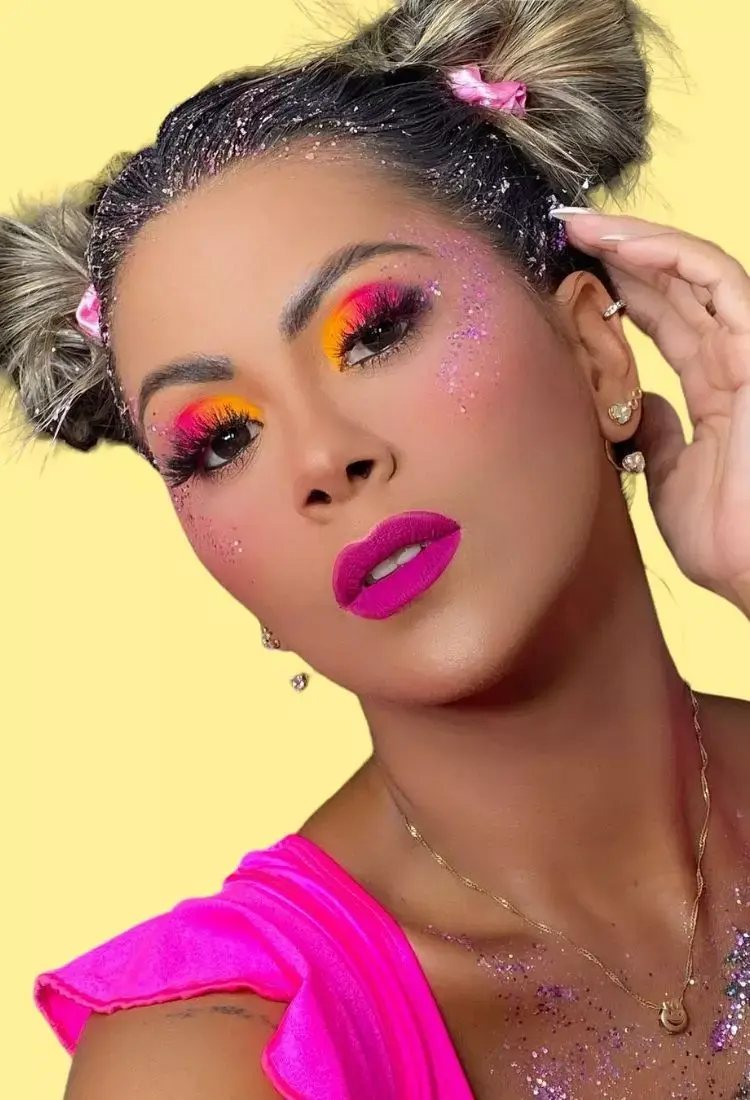 Esfumado colorido rosa e laranja finalizado com aplicação de glitter na maçã do rosto