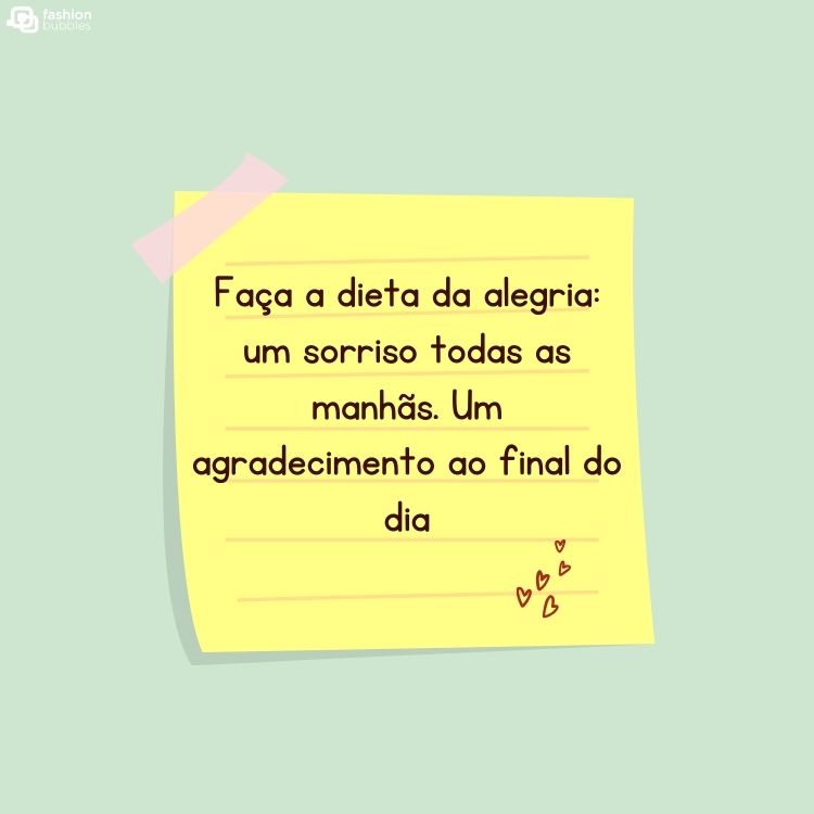 Fundo azul bebê com blobo de notas amarelo com a frase "Faça a dieta da alegria: um sorriso todas as manhãs. Um agradecimento ao final do dia."