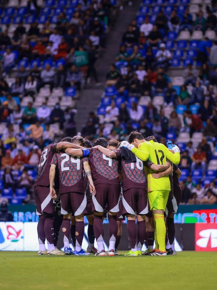 Elenco sub-23 do México abraçado em frente à torcida