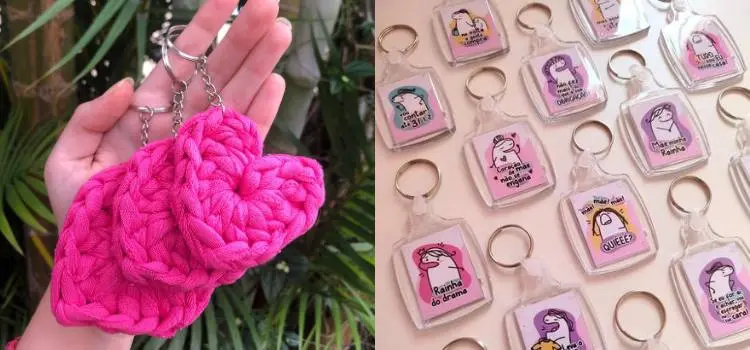Montagem de chaveiro com foto da família ou meme engraçado: "chaveiro de crochê em formato de coração", "chaveiro com meme engraçado e mensagem personalizada de Dia das Mães"
