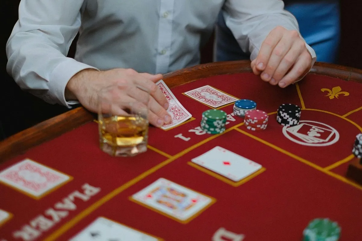 Foto de homem ensinando como jogar baccarat