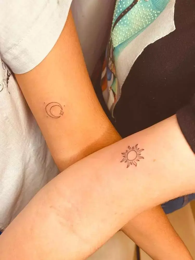 Opção de tatuagem de amigas
