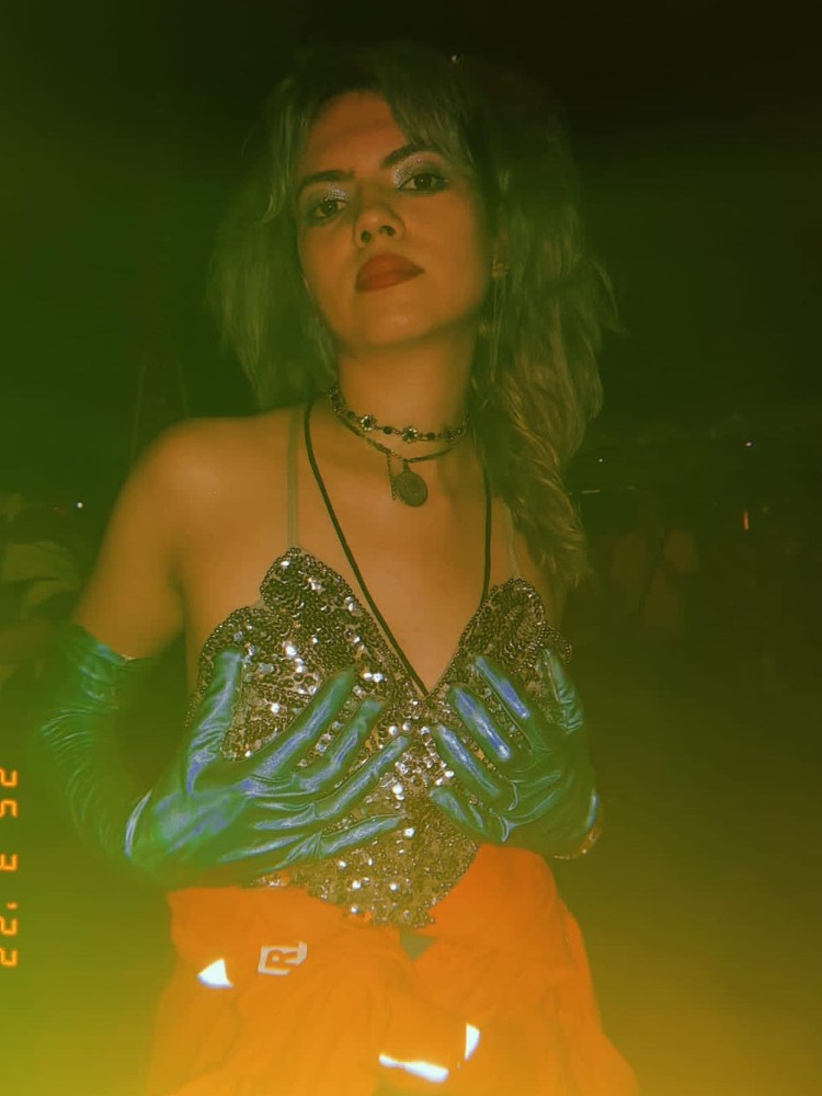 Juju dos Teclados de cropped colorido, luvas azuis e saia laranja