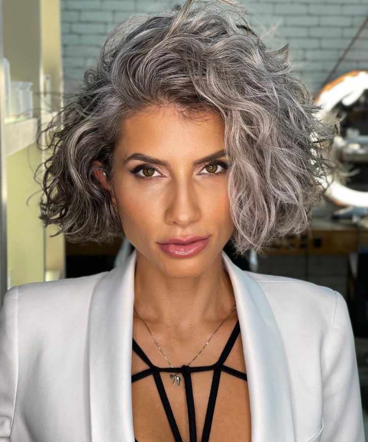 Cabelo grisalho curtinho reto.