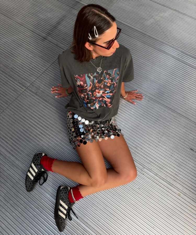 Look para o show do Harry Styles: camiseta, saia de paetês e tênis