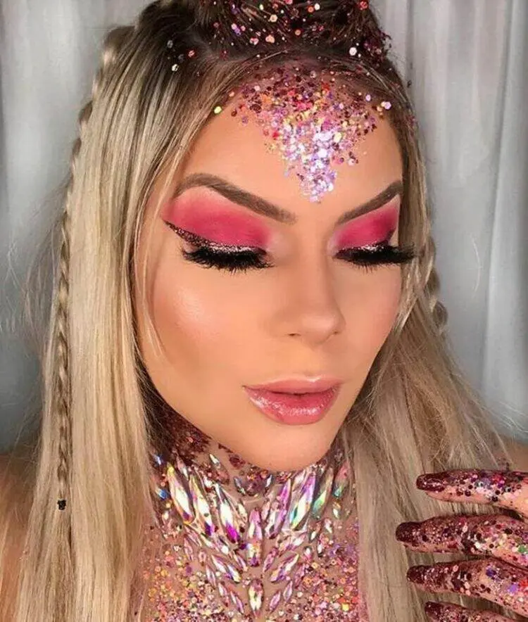 menina com make de Carnaval usando gloss discreto