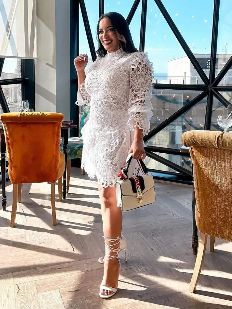 Mulher usa vestido branco de camadas como sugestão de roupa para ano novo na praia