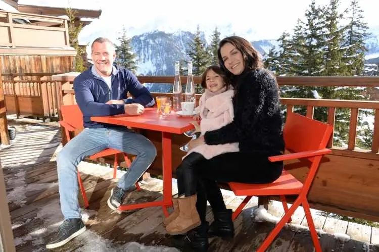malvino salvador, kyra e filha do casal sentados ao ar livre com paisagem dos alpes franceses ao fundo