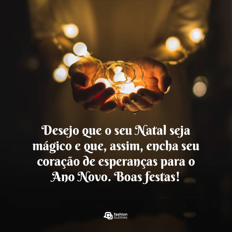 Foto de pessoa segurando luzes de Natal e frase: Desejo que o seu Natal seja mágico e que, assim, encha seu coração de esperanças para o Ano Novo. Boas festas!