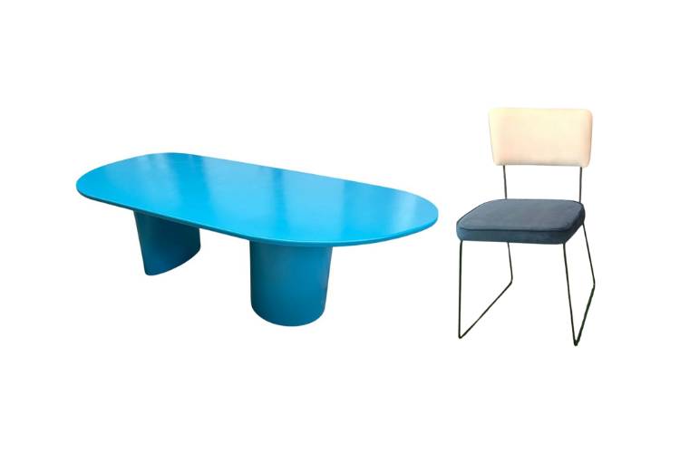 Mesa orgânica azul e cadeira com encosto branco e estofado azul. 