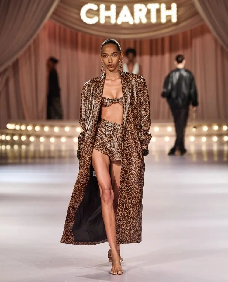 Foto de modelo na passarela durante o desfile da Charth para a coleção "Action"
