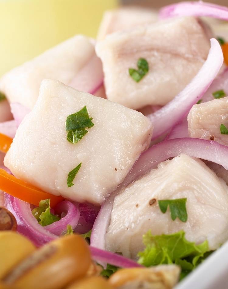 Peixe branco com salsinha, cebola roxa e tomate. Salada com peixe branco.