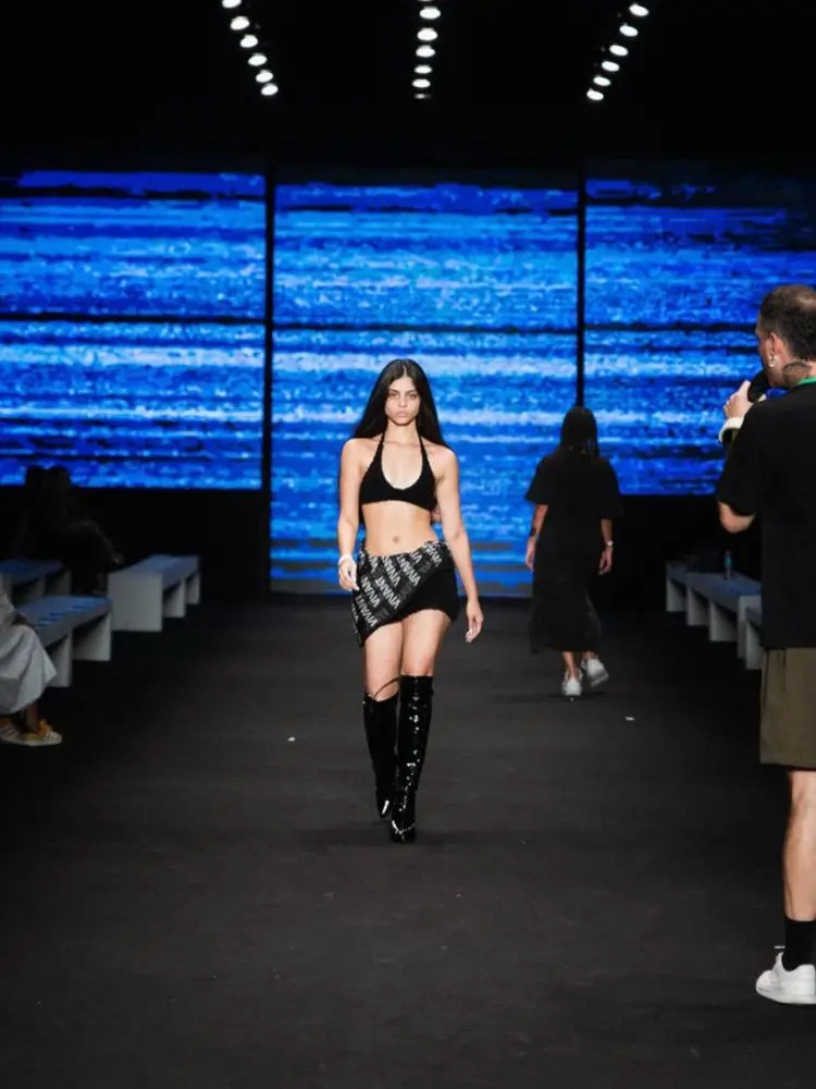 Menina Veneno desfilando para a LED no SPFW 2023