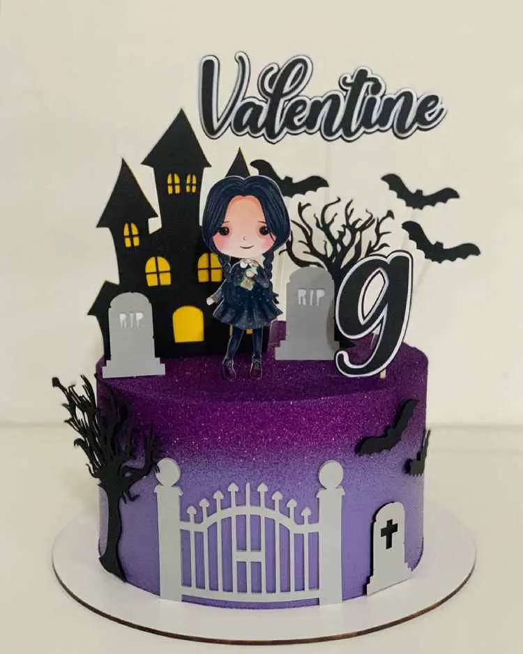 bolo roxo de glitter com tema wandinha