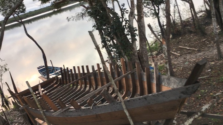 barco sendo construído