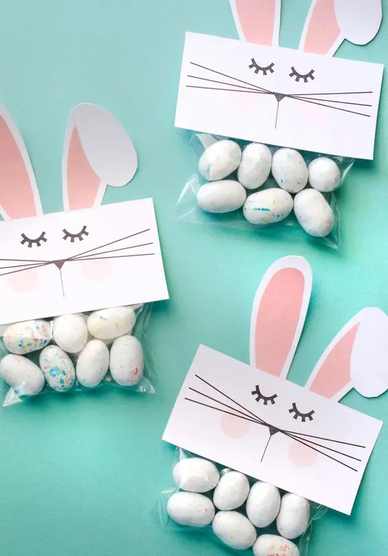 Ovos de chocolate em saco plástico com orelhinhas e carinha de coelho