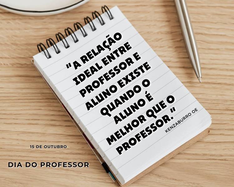 Foto de bloco de anotações sobre mesa de madeira, contendo frase “A relação ideal entre professor e aluno existe quando o aluno é melhor que o professor.” Kenzaburro Oe