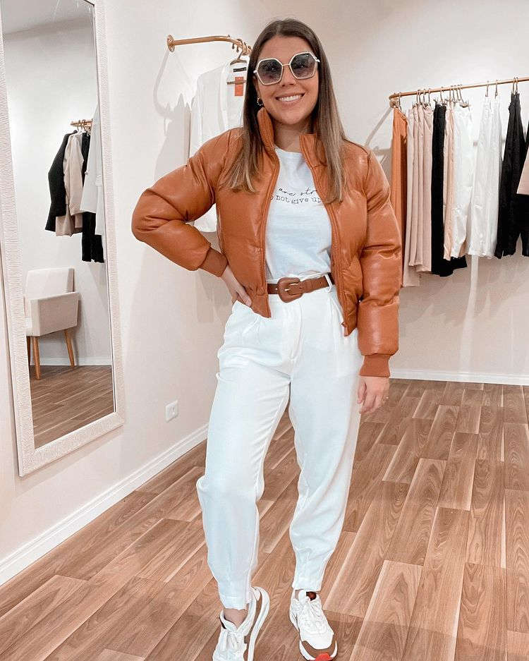 jaqueta puffer marrom cropped
