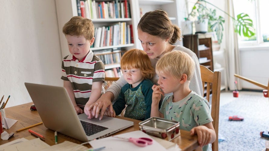 Família em frente a um notebook