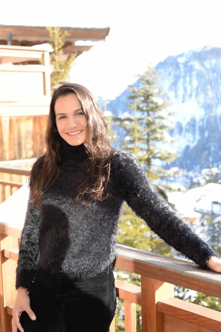 Kyra em paisagem dos alpes franceses