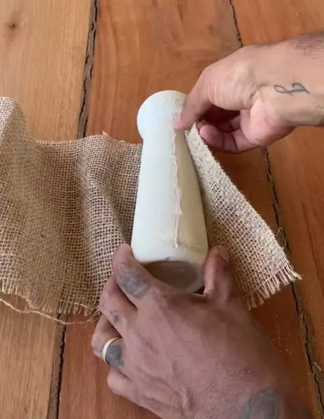 Colando o tecido na embalagem.