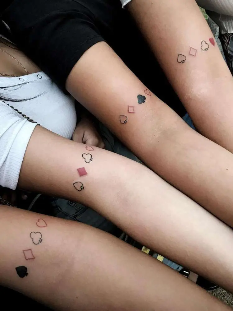 Opção de tatuagem de amigas