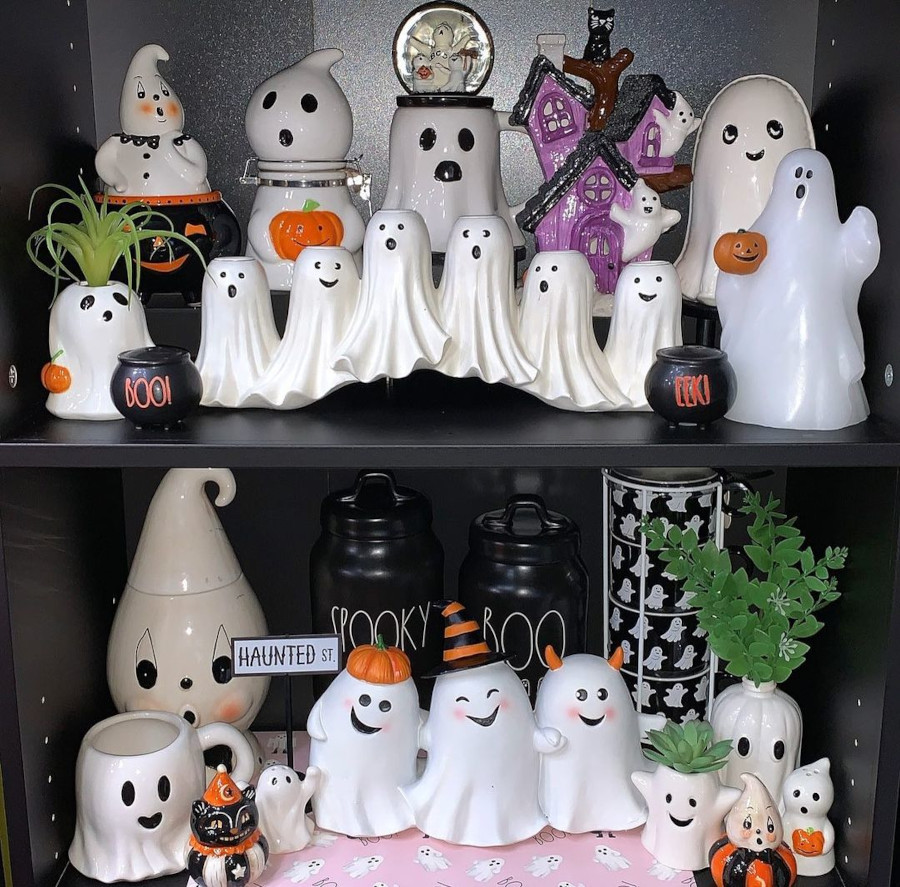Prateleira com fantasmas, objetos de decoração