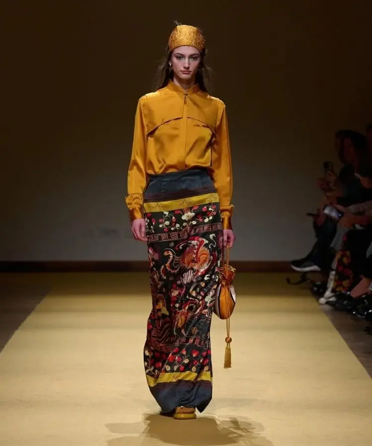 Modelo usando amarelo mostarda, uma das tendências da Semana de Moda de Milão Outono Inverno 2026