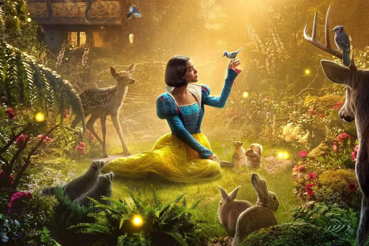 Branca de Neve sentada em floresta encantada cercada por animais no filme live-action da Disney