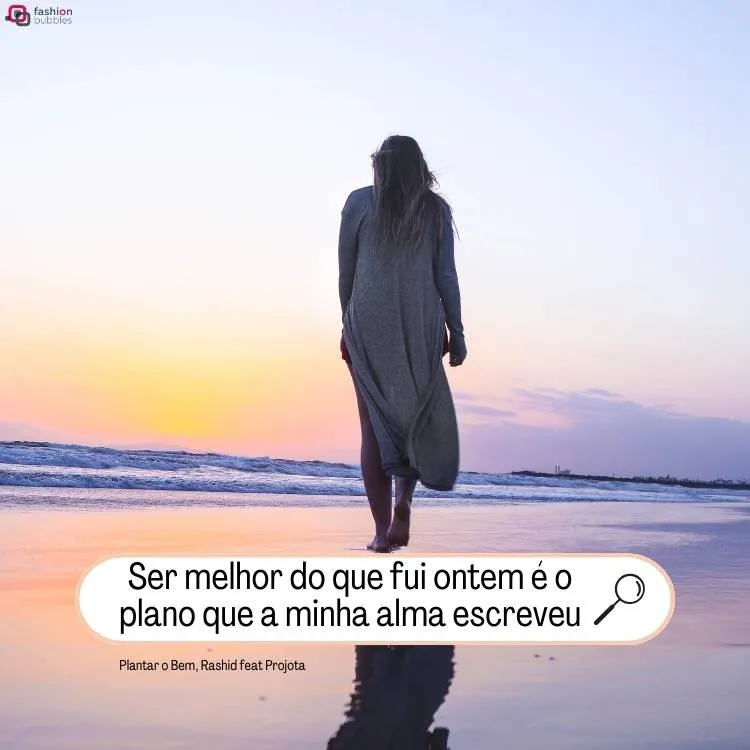 Mulher de costas, usando um vestido cinza na praia. Ainda, na foto, há os dizeres "Ser melhor do que fui ontem é o plano que a minha alma escreveu" e "Plantar o Bem, Rashid feat Projota."