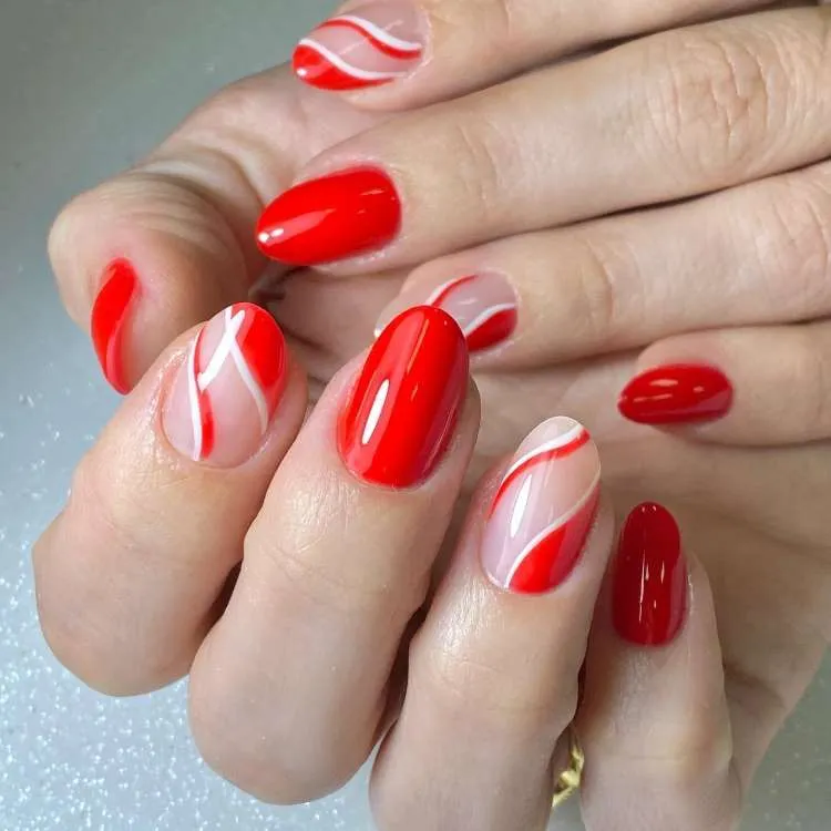 Unhas decoradas com ondas vermelhas e brancas