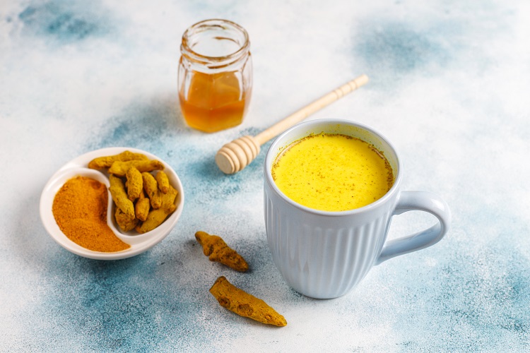Foto de caneca branca com chá de cúrcuma