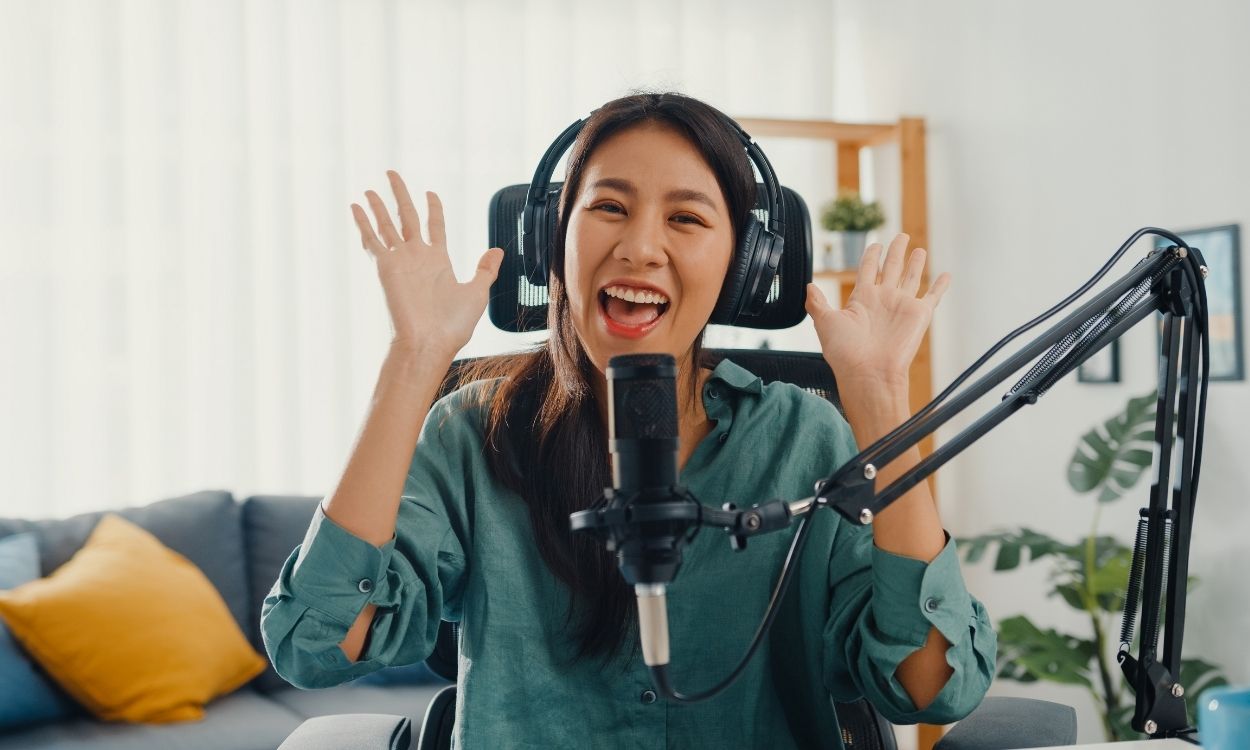 Imagem de uma apresentadora de podcast.