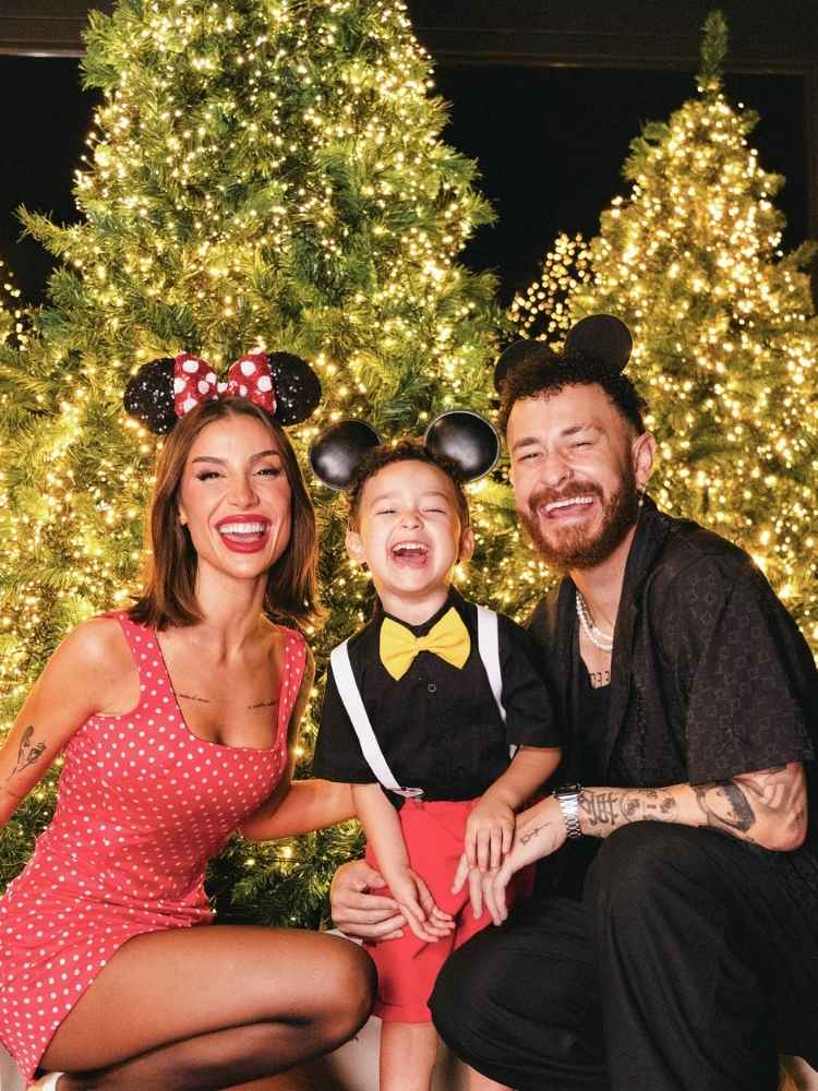 Bianca Andrade fantasiada de Minnie, ao lado de Cris de Mickey e Fred de roupa preta e tiara de orelhas 