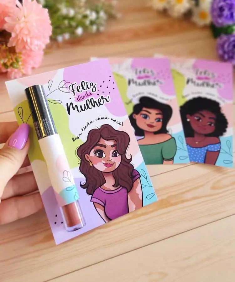 Lembrancinha de Dia da Mulher com gloss e cartão com frase especial.