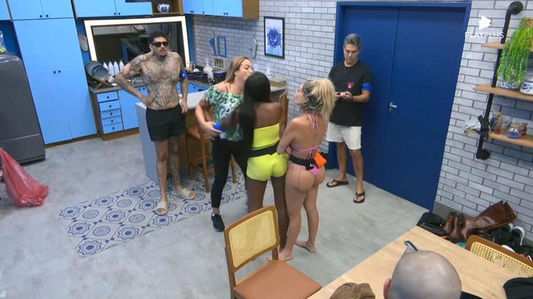 Vileiros tentam separar briga entre Andreia e Liziane