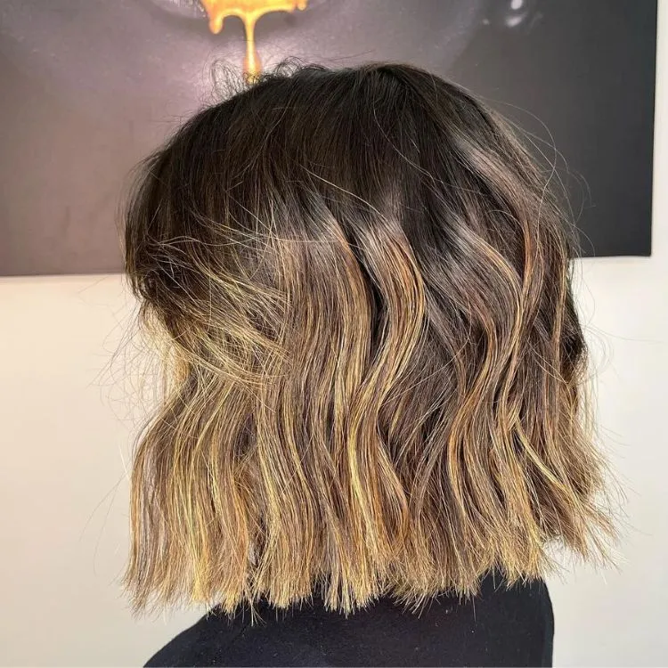 Mulher com cabelo chanel repicado em moreno iluminado