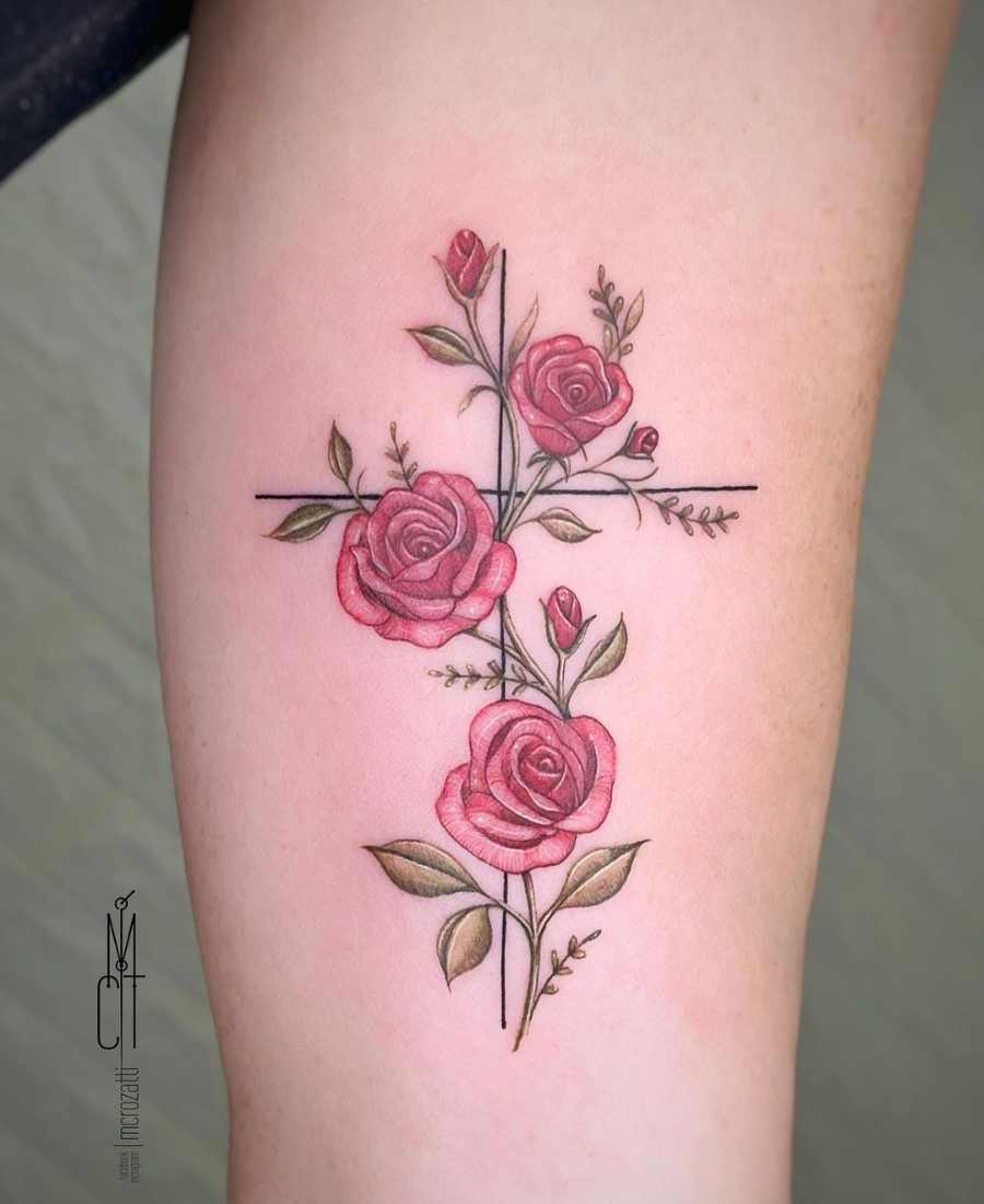 foto de tatuagem de cruz com rosas.