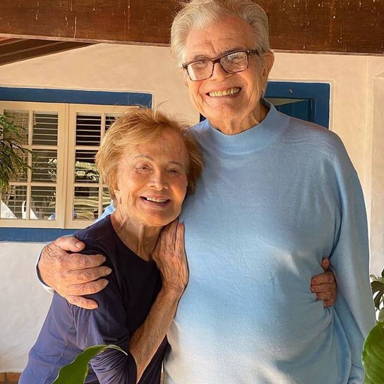 A atriz e o Tarcísio Meira abraçados