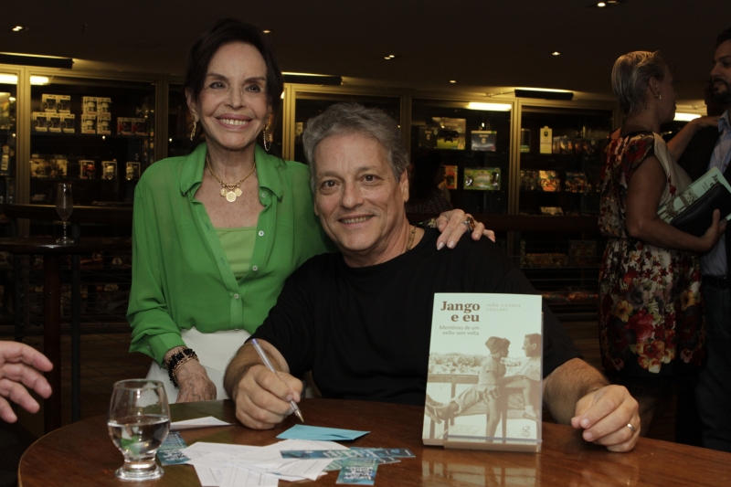 Maria Thereza e o filho João Vicente Goulart, no lançamento do livro "Jango e Eu".