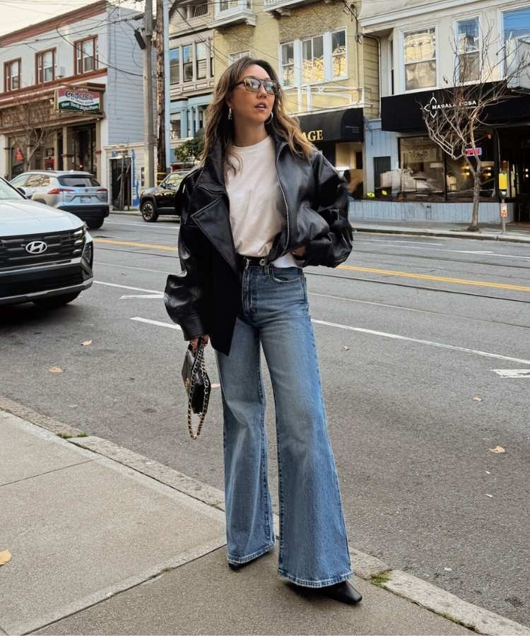 Foto de mulher usando calça flare jeans, uma das tendências para o outono inverno 2026