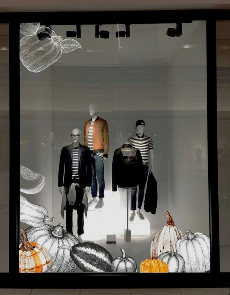 Vitrine masculina decorada com desenhos de abóboras para o Halloween