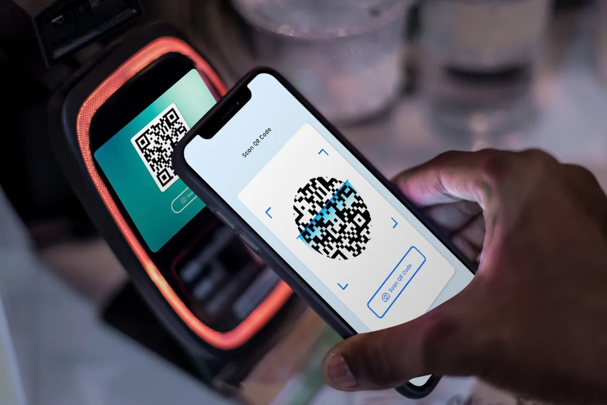 Pessoa lendo QR Code com o celular